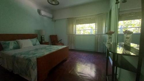 1 dormitorio con 1 cama y 2 ventanas en Departamento Amplio 3 ambientes - Belgrano en Buenos Aires