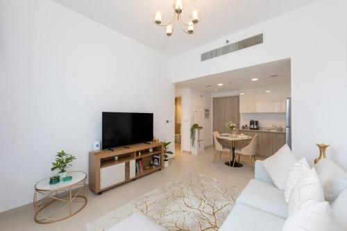 Chic and Modern 1BR, Near Golf Course with Pool and Gym
