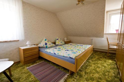 1 dormitorio con 1 cama, 1 mesa y 1 silla en Oma Hennys Bergnest, en Clausthal-Zellerfeld
