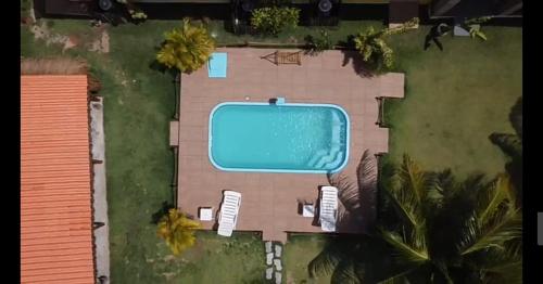 uma vista aérea de uma casa com piscina em Villa da Apa em Japaratinga