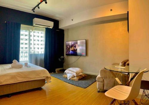 - une chambre avec un lit et une table en verre dans l'établissement Modern Brand New Condo in Grace Residence Taguig, à Manille
