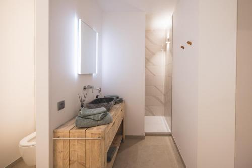 ein Badezimmer mit einem hölzernen Waschbecken und einem WC in der Unterkunft Snoring Bastards in Ostende