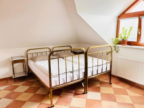 a bedroom with a metal bunk bed in a room at Apartmán se zahradou 20 minut do centra Prahy in Ořech