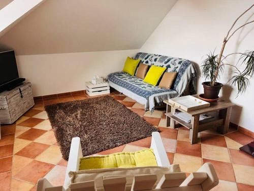 un soggiorno con divano e tavolo di Apartmán se zahradou 20 minut do centra Prahy a Ořech