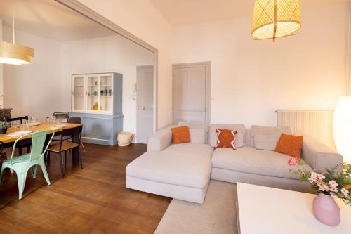 un salon avec un canapé blanc et une table dans l'établissement Le Familial - Tout équipé - Proche centre, à Montluçon