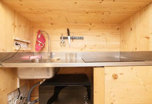 una cucina con lavandino e piano di lavoro di Bonito apartamento en el Barri Vell Girona a Girona
