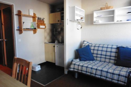 een woonkamer met een bank en een keuken bij studio à Risoul 1850 m in Risoul