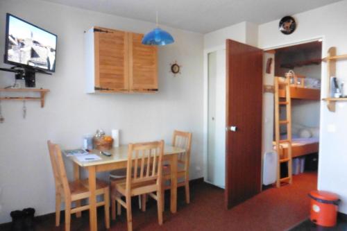 une cuisine et une salle à manger avec une table et des chaises dans l'établissement studio à Risoul 1850 m, à Risoul