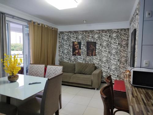 un soggiorno con divano e tavolo di Studio Iracema Temporada Aconchegante a Fortaleza