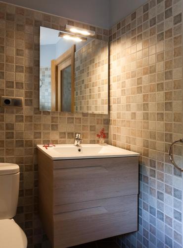 a bathroom with a sink and a mirror at Casa Rural Aranaratxe in Aranarache
