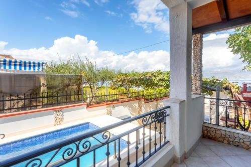 d'un balcon avec vue sur la piscine. dans l'établissement Holiday House IVA, à Slatine