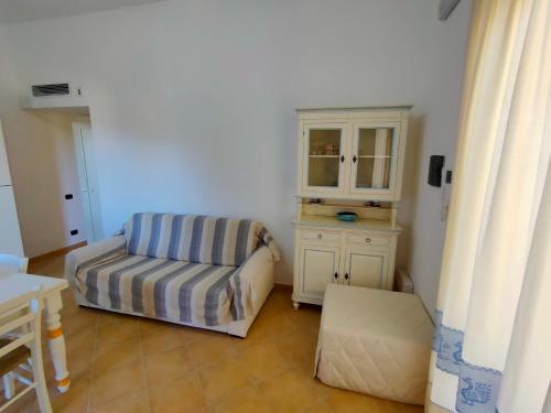 ein Wohnzimmer mit einem Sofa und einem Schrank in der Unterkunft Pan Di Zucchero in Nebida
