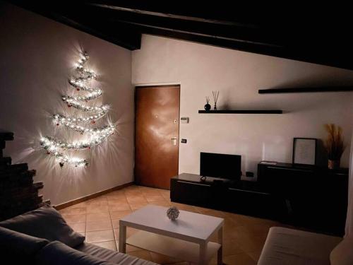un soggiorno con un albero di Natale e un divano di La Mansarda - time & relax 