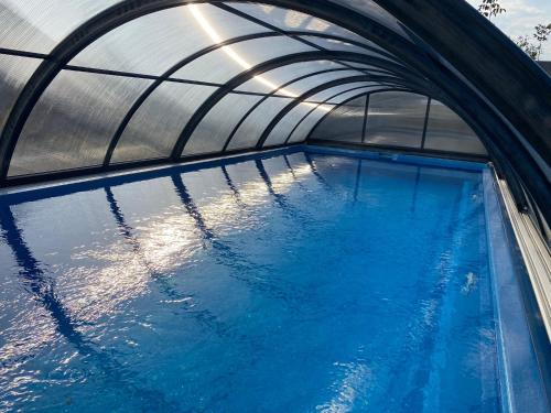 an overhead view of a swimming pool in a building at Pensiunea Casa din Vii in Şeuşa