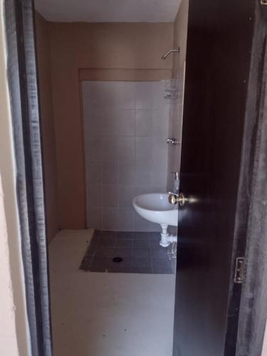 a bathroom with a toilet and a sink at Casa Framboyan in Santa María Azompa