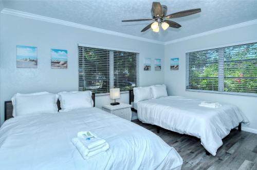 - une chambre avec 2 lits et un ventilateur de plafond dans l'établissement Walk to Beach, Restaurants, Shopping/Hot Tub!, à Sarasota