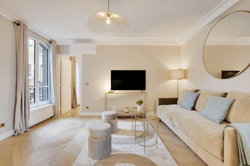 un salon avec un canapé et une télévision dans l'établissement Charming apartment - 1BR-4P - Montmartre, à Paris