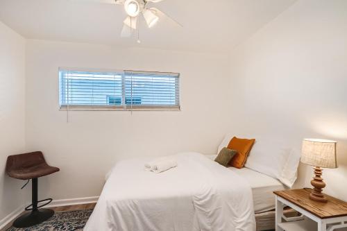 Habitación blanca con cama y ventana en Tropical Retreat ** 2 BR ** Singer Island, en West Palm Beach