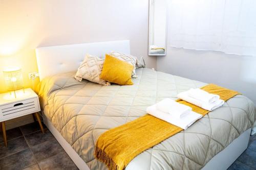 A bed or beds in a room at La Mar de Bello, cozy apartment!