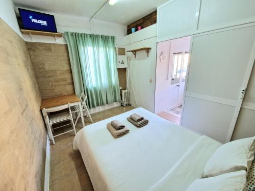 Tempat tidur dalam kamar di Anços Little House -Sintra Countryside-