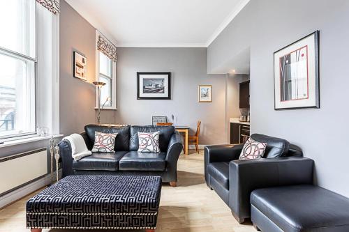 ein Wohnzimmer mit 2 Sofas und einem Tisch in der Unterkunft Chic Farringdon Flat in London