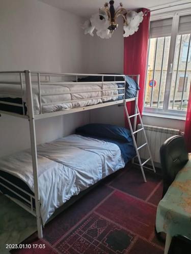 Un pat sau paturi într-o cameră la Habitación privada, luminosa y bien comunicada