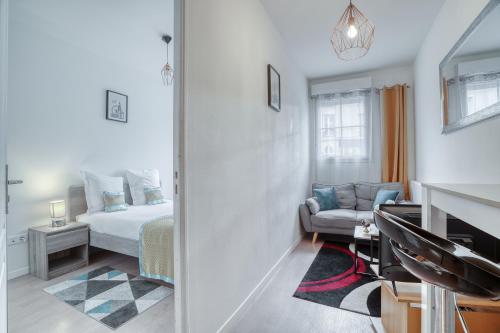 1 dormitorio pequeño con 1 cama y 1 sofá en Cozy - Free Parking - 15mn from Paris Montparnasse en Clamart