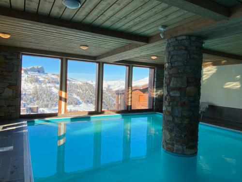 - une piscine avec vue sur les montagnes dans l'établissement Plagne Villages, Charmante Résidence de Tourisme 4 Etoiles, à Plagne Villages