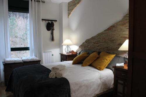 una camera da letto con un letto con due orsacchiotti sopra di Apartamento Sauce a Canfranc-Estación