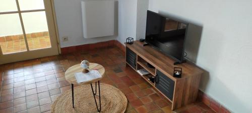 un soggiorno con TV a schermo piatto e sgabello di Virginie Location Provence a Valensole