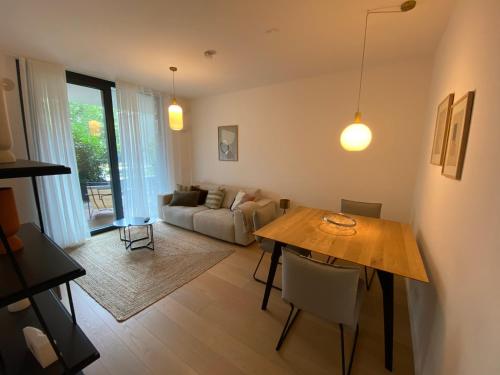 un soggiorno con un tavolo e un divano di Nova Sky a Berlino