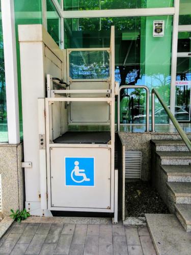 a disabled sign on the outside of a building at Bristol Praia do Canto Apart Hotel in Vitória