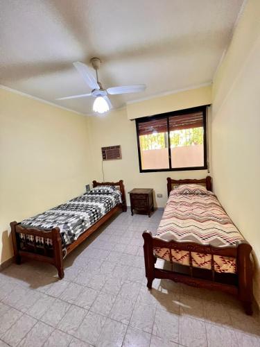 1 dormitorio con 2 camas y ventilador de techo en Apartamento céntrico Monoblock en La Rioja