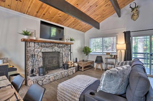 Χώρος καθιστικού στο Modern Cabin with Game Room and Deck, Near Skiing