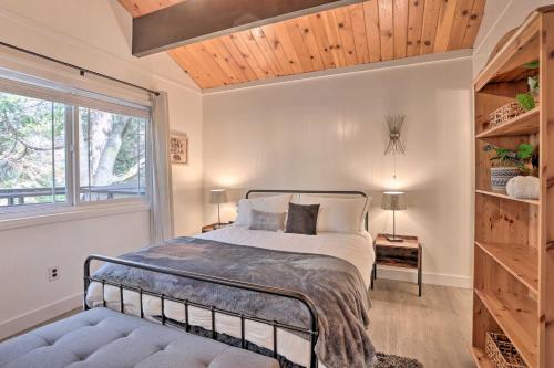 Ένα ή περισσότερα κρεβάτια σε δωμάτιο στο Modern Cabin with Game Room and Deck, Near Skiing