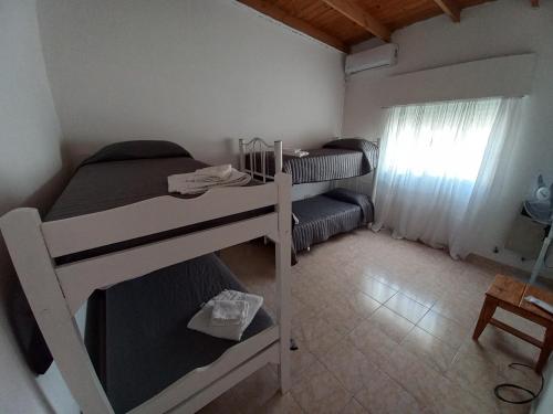 Habitación con 2 literas y ventana en Alojamientos Litoral - Casa del Sol en Gualeguaychú