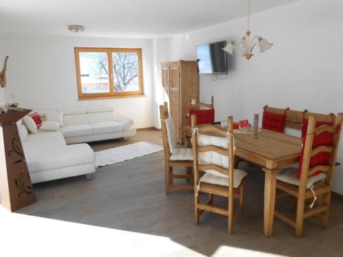 sala de estar con mesa y sofá en Apartment Sunshine Bruck am Ziller en Bruck am Ziller