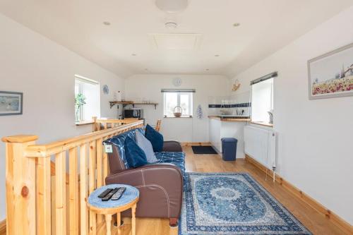 聖奧斯特爾的住宿－Cornwall - Unique two storey barn，客厅配有沙发和桌子