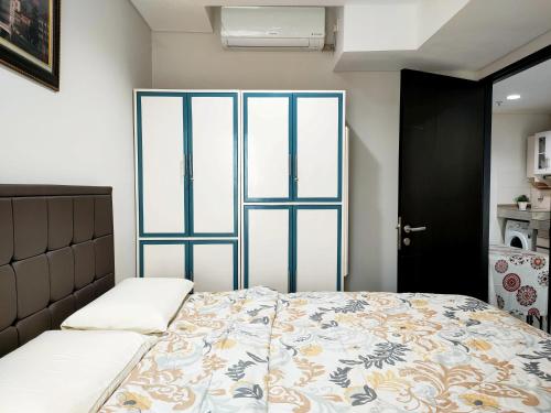1 dormitorio con cama y ventana en Apartemen Amarta, one bedroom - by Beatrice, en Beran-kidul