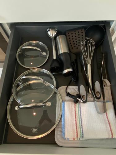un cassetto pieno di piatti e utensili di Nova Sky a Berlino