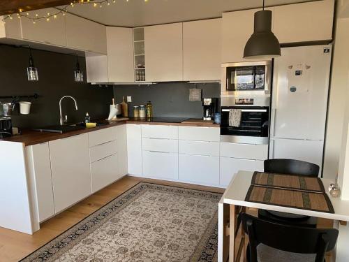 Η κουζίνα ή μικρή κουζίνα στο Cosy flat near Cable car and The Arctic Cathedral