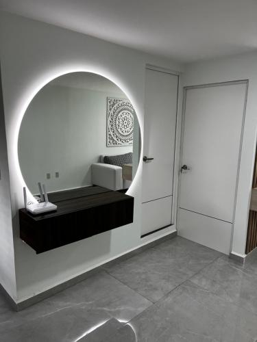 een kamer met een bed met een spiegel en een deur bij Piso Luna in Emiliano Zapata