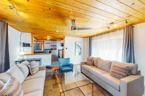 Η κουζίνα ή μικρή κουζίνα στο The Chalet at Kings Beach 9