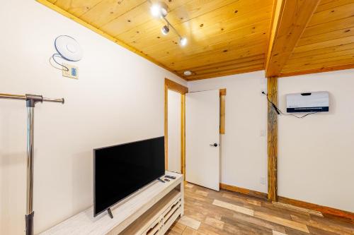 Μια τηλεόραση ή/και κέντρο ψυχαγωγίας στο The Chalet at Kings Beach 9