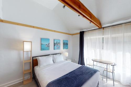 Ένα ή περισσότερα κρεβάτια σε δωμάτιο στο The Chalet at Kings Beach 9