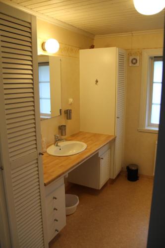 a bathroom with a sink and a mirror at Villa Lägervik Vitsand in Gunsjögården