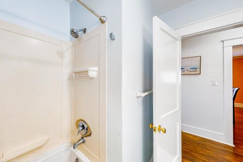 uma casa de banho com uma porta branca e um lavatório em Ocean City Stunner & Charmer em Ocean City
