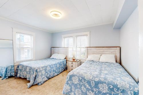 1 dormitorio con 2 camas y 2 ventanas en Ocean City Stunner & Charmer en Ocean City