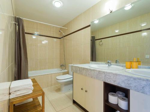 uma casa de banho com um lavatório, um WC e um espelho. em Mahostly Apartamento Castillo em Puerto del Rosario