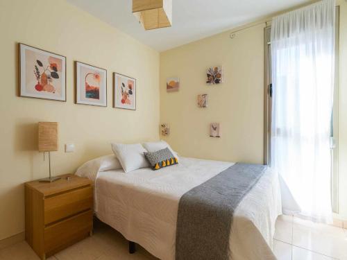 um quarto com uma cama e uma janela em Mahostly Apartamento Castillo em Puerto del Rosario